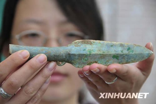 1月30日，考古工作人员展示广州增城浮扶岭大型古墓群发掘出土的青铜器。